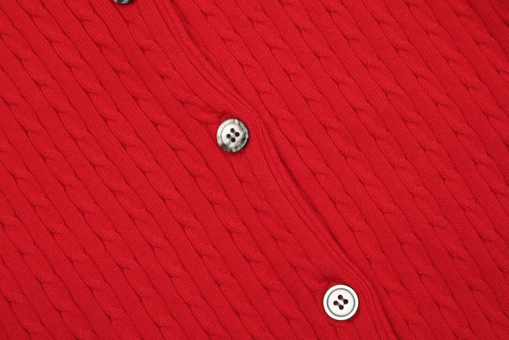 🅿️210 "Top quality" Style number: DS005# (not off the shelves all year round) [Ralph Lauren round neck solid color pony embroidered logo knitted cardigan long sleeves] ✅Ralph Lauren classic basic versatile twist knitted cardigan long sleeves ✅Main supplier platform live broadcast Wholesale entities Replenish when out of stock Not off the shelves ✅ZP quality 1:1 version Scan the code to enter the GF website Counter quality ✅Details and quality are the only one in Guangzhou. Imported quality cotton yarn, focusing on high-end, cost-effective, good quality needless to say. ✅The same style as Zhao Lusi is really amazing, so sweet, so beautiful. This cardigan is really good-looking. Rose red and white label Big red and blue label